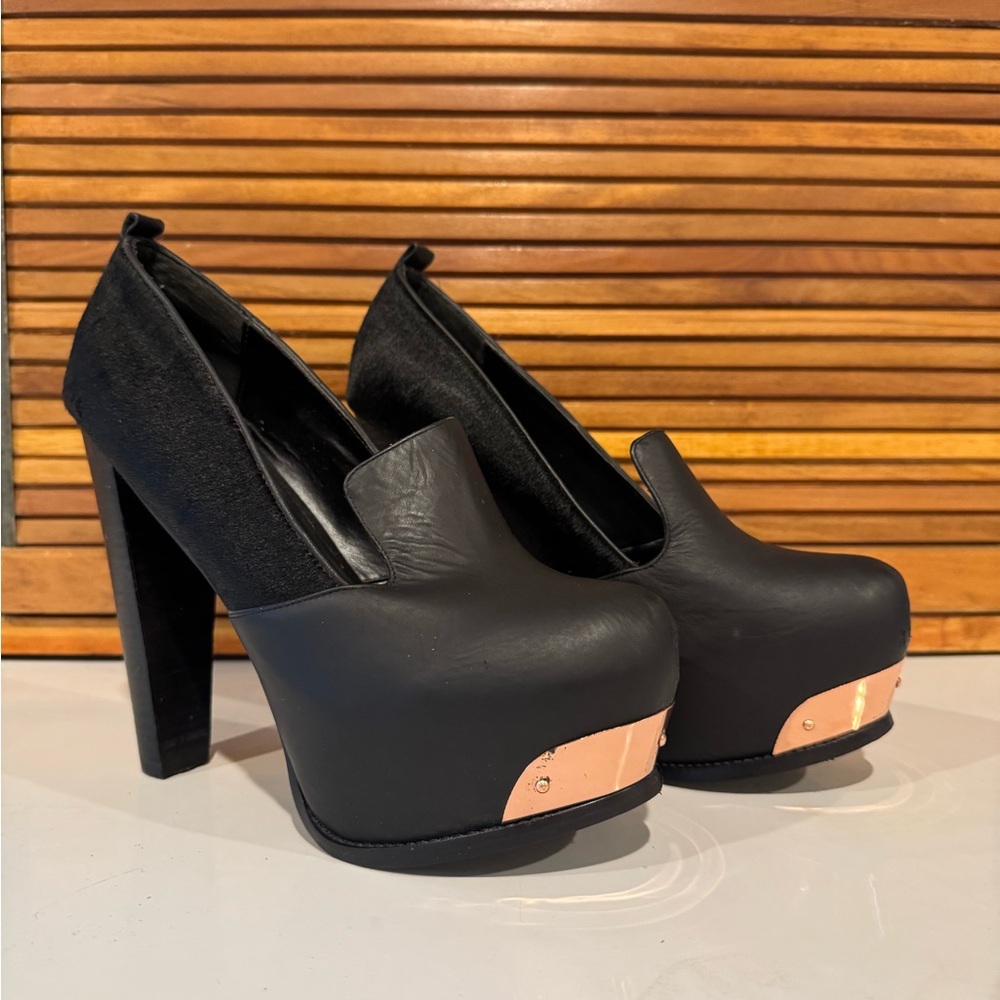 Messeca Black Platform Closed-toe Heel